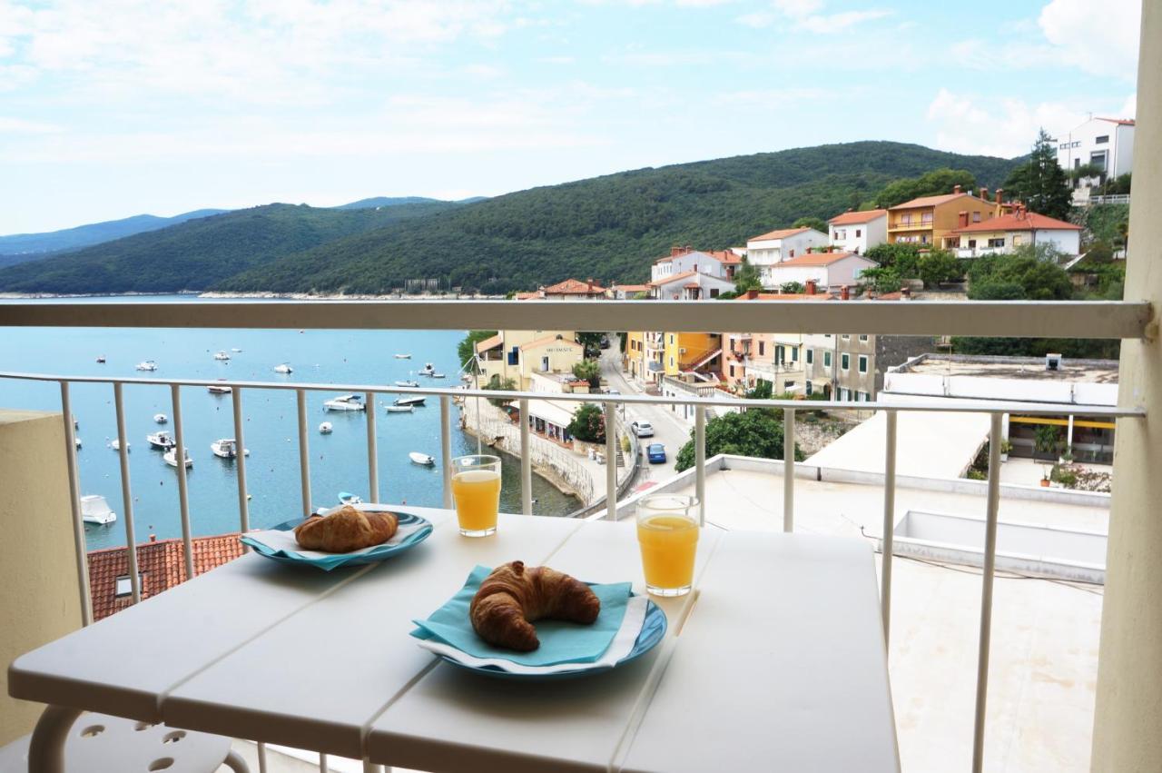 Apartment Layla - Intermezzo With Sea View In Center Of Рабац Екстериор снимка
