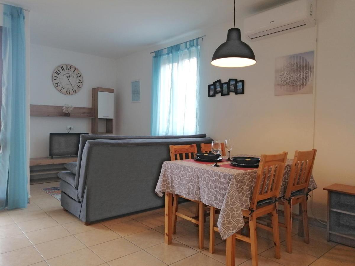Apartment Layla - Intermezzo With Sea View In Center Of Рабац Екстериор снимка