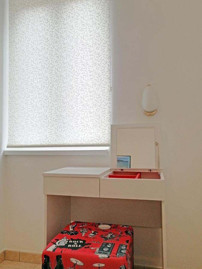 Apartment Layla - Intermezzo With Sea View In Center Of Рабац Екстериор снимка